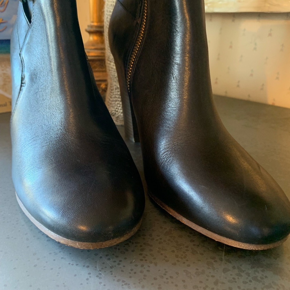 COACH, Like New all Leather Tulah, BLACK boots. Side zips with YKK zippers. - Picture 11 of 11